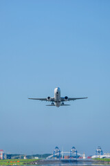 離陸する飛行機と青空