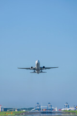離陸する飛行機と青空