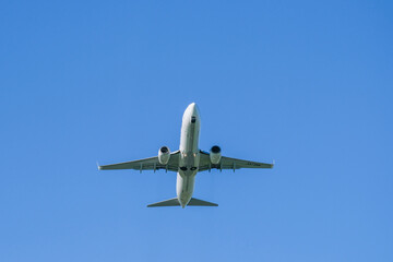 離陸する飛行機と青空