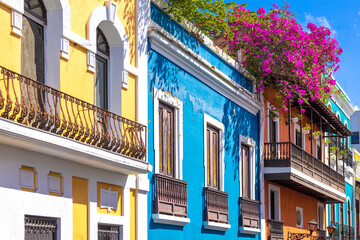 Puerto Rico colorful colonial architecture in historic city center. - obrazy, fototapety, plakaty