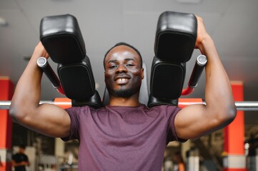 Young athletic African American man in the gym - obrazy, fototapety, plakaty