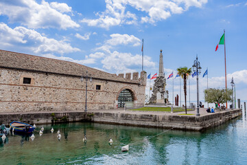 Jezioro Garda, miasto Lazise we Włoszech. Lazise to malownicza i bardzo klimatyczna miejscowość, znajdująca się na wschodnim brzegu jeziora Garda. - obrazy, fototapety, plakaty