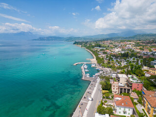 Naklejka na ściany i meble Jezioro Garda, miasto Lazise we Włoszech. Lazise to malownicza i bardzo klimatyczna miejscowość, znajdująca się na wschodnim brzegu jeziora Garda.