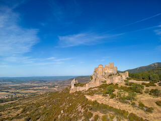 Fototapeta na wymiar vista aérea del hermoso castillo abadía de Loarre en la provincia de Huesca, España 