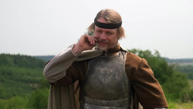 ancient warrior, wandering warrior, mythical warrior,
a man dressed as an ancient warrior, a guy dressed as a knight plays on camera