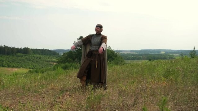 ancient warrior, wandering warrior, mythical warrior,
a man dressed as an ancient warrior, a guy dressed as a knight plays on camera