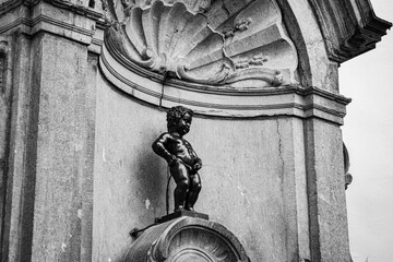 Brussels, B, Belgium - August 2023: Manneken Pis is fountain with statue of pissing boy - obrazy, fototapety, plakaty