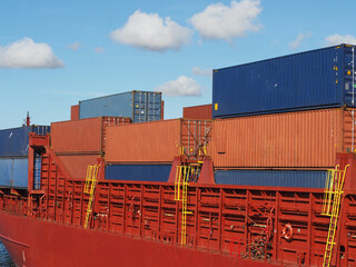 container auf schiff
