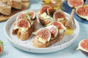 Sandwiches with cottage cheese, honey and figs