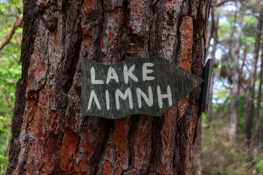 Arrow direction sign to the lake at Seven Springs (Epta Piges) famous tourist attraction