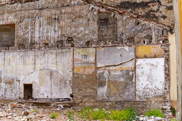 Facade of wrecked apartment building at deconstruction site at French City of Toulon on a gray late spring day. Photo taken June 9th, 2023, Toulon, France.