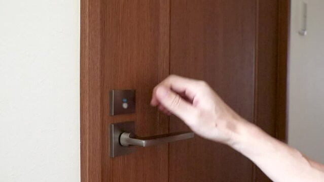 ドアをノックしてから部屋の中を確認する