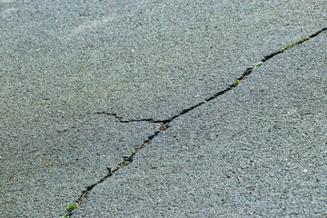 Obraz premium cracks in the asphalt. the concept of the need to repair the roadway
