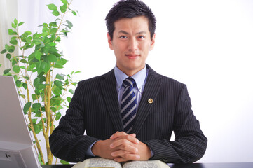 凛々しい男性弁護士