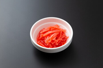 黒背景に紅生姜