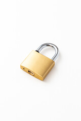 Naklejka premium 白背景に南京錠