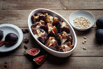 figues rôties au fromage de chèvre et pignons de pin, sucré salé