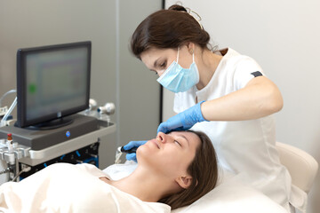 Obraz premium Beautician Applying Alginate Mask On Female Face