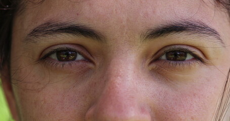 Obraz premium Casual woman looking to camera, close-up eyes opening and closing