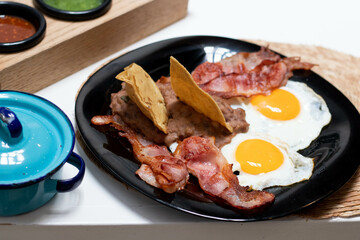 Huevos estrellados con tocino y frijoles 