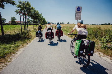 Familie fährt mit bepackten Fahrrädern über den Radschnellweg zwischen Rheine und Coesfeld, Münsterland, Deutschland 