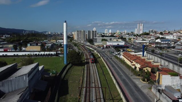 Vis&atilde;o a&eacute;rea de um trem atravessando a cidade de Mogi das Cruzes SP Brasil