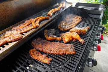 Baked and fried meat cut into pieces is cooked over a fire on a gas grill.