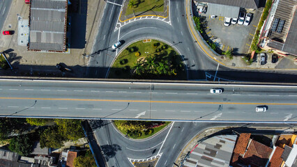 Visão aérea de um viaduto com uma rotatória de trânsito embaixo em Mogi das Cruzes, SP, Brasil