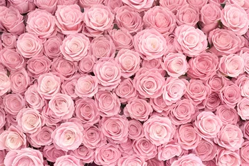 Fotobehang 優雅なピンクのバラが織りなす鮮やかなパターン：完全に開花したバラの花びらと緑色の葉が織り成す自然の美しさを捉えたトップダウンパースペクティブの写真 © sky studio
