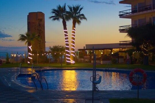 The swwimming pool ofa hotel in the evening