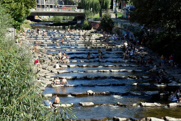 Dreisam in Freiburg an einem heißen Spätsommertag
