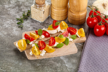 Grain bread with tomato and cream cheese