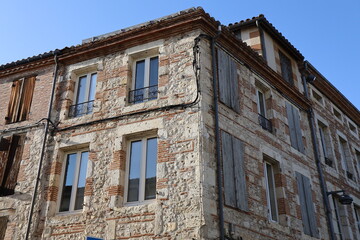 Fototapeta na wymiar Bâtiment typique, vu de l'extérieur, ville de Agen, département du Lot et Garonne, France