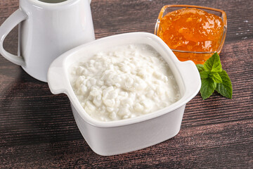 Grain curd with cream and jam