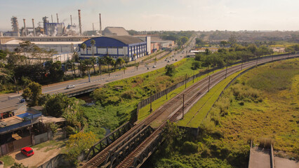 Visão aérea da entrada de cidade de Suzano com vista para a indústria de papel e celulose.