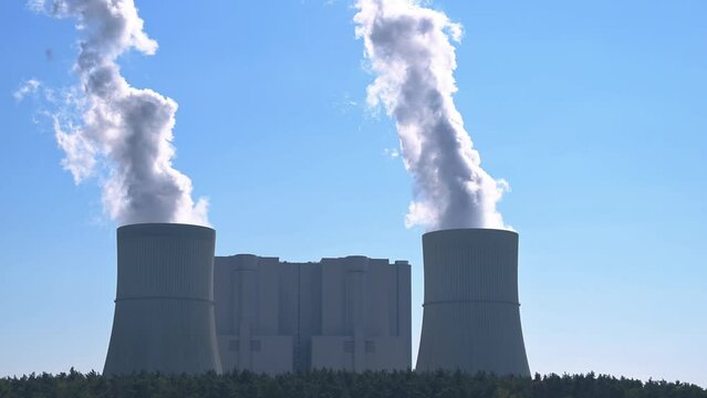 Dampf tritt aus den K&uuml;hlt&uuml;rmen eines Braunkohlekraftwerkes aus 