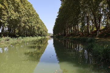 Le canal latéral à la Garonne, ville de Agen, département du Lot et Garonne, France