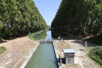 Fototapeta premium Le canal latéral à la Garonne, ville de Agen, département du Lot et Garonne, France