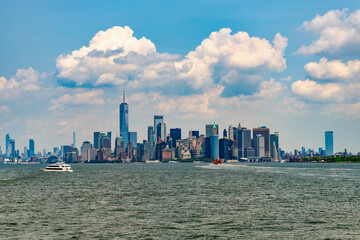 Obraz premium manhattan skyline. new york city. skyscraper building of nyc. ny city architecture. midtown manhattan and hudson river. metropolitan city. metropolis cityscape. new york downtown in cloudy weather