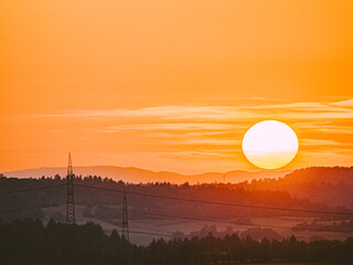 Strommasten bei Sonnenuntergang