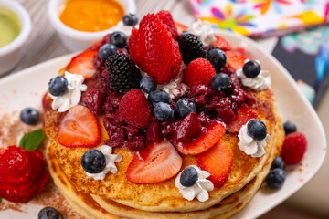 hot cakes frutos rojos