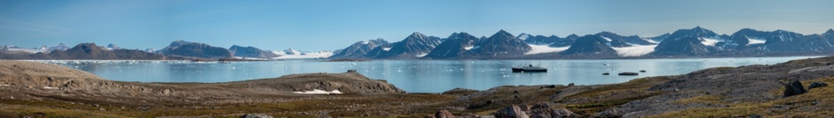 Obraz premium Stunning glacial seascapes along the Kongsfjorden, Northern Spitsbergen, Svalbard, Norway