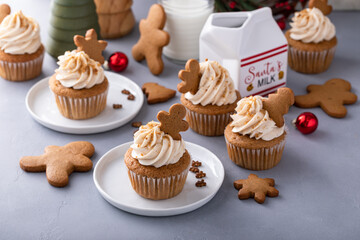 Gingerbread cupcakes with warm winter spices topped with little gingerbread cookies for Christmas