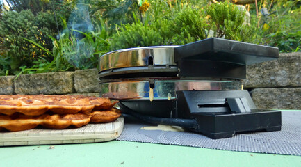 outdoorküche, süsse herzwaffeln im garten backen 