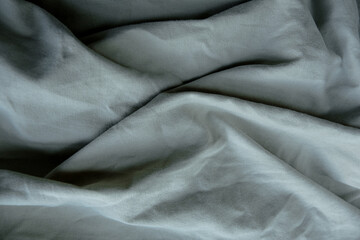 cama com lençol franzido e bagunçado em tons pasteis sem pessoas - obrazy, fototapety, plakaty