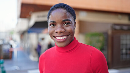 Obraz premium African american woman smiling confident standing at coffee shop terrace