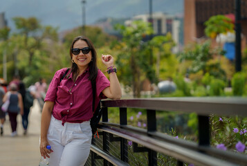 mujer pasea por la ciudad
