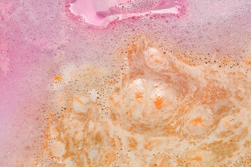 Obraz premium Colorful foam after dissolving bath bomb in water, closeup