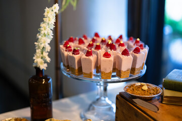 Naklejka premium dessert table at a wedding with gold leaf raspberries