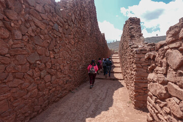 Centro arqueológico de Pikillacta en Cusco, Perú con turistas recorreidno el lugar y conociendo la fortalrza de la cultura Wari